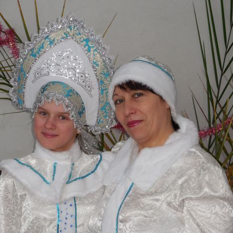 Работники Дома культуры накануне Нового года своими руками сшили для двух Снегурочек новые наряды (с. Тавричанка).