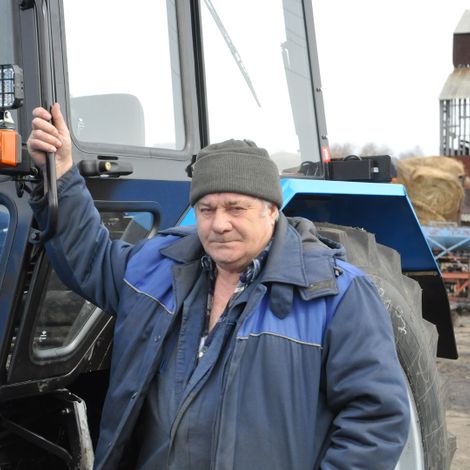 Тракторист КФХ из Тавричанки Михаил Лукашевич всю трудовую жизнь посвятил сельскому хозяйству и продолжает работать, находясь на пенсии. 