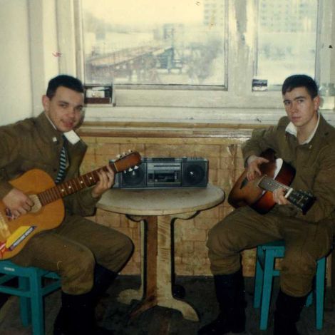 Дмитрий Бутаков (на фото слева) в 1994-1996 гг. служил в железнодорожных войсках в г. Омске. Гитара всегда была рядом с ним. В настоящее время Дмитрий руководит Северо-Любинским сельским Домом культуры.