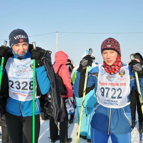 6. На старте - лучшие лыжницы нашего района Виктория Потапова и Анастасия Сильченко.