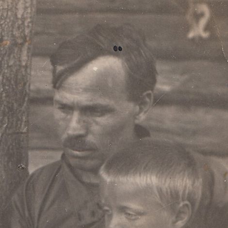 Мой папа Владимир Черемисин, 4 года, с отцом Фёдором Тимофеевичем, 1944 год.