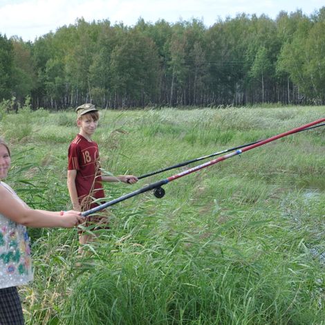 Аниту и Владимира Грабовских на рыбалку привезли родители.