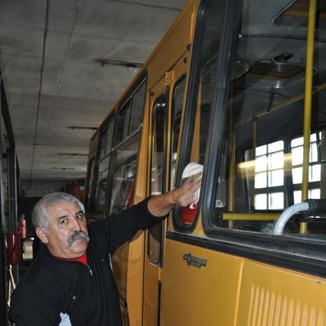 6. Водитель А.Н. Нухов готовит автобус к выходу на маршрут.