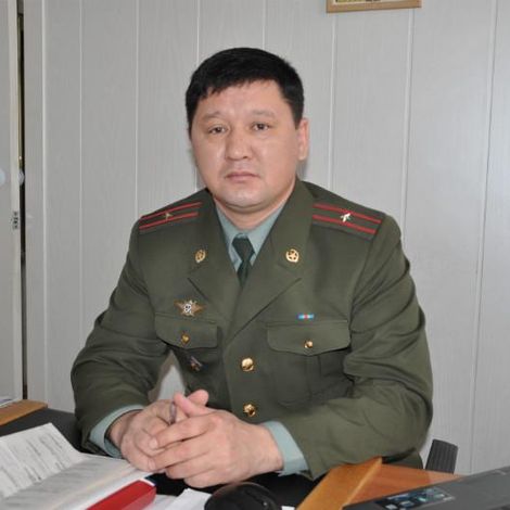 1. Руководит отделом военного комиссариата майор запаса Даулет Нургазиевич Сенбаев.