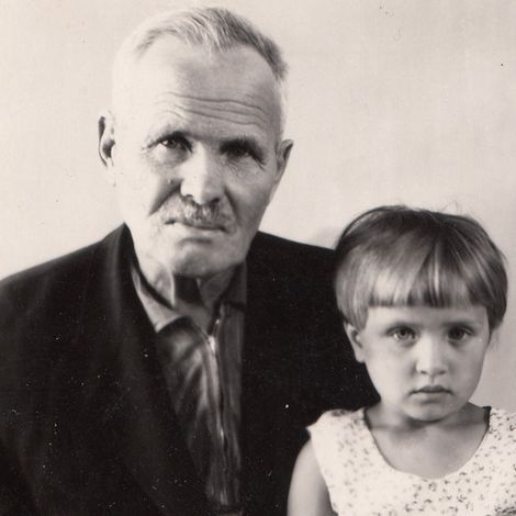 Я - Людмила Владимировна Варьяс (Черемисина), 4 года, с дедушкой Федей, 1963 год.