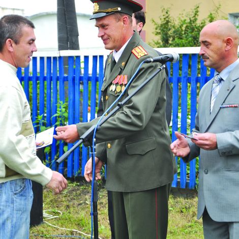 Начальник отдела военного комиссариата В.Г. Дмитрин  вручил юбилейные медали воинам - интернационалистам.