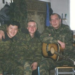 Даулет Сенбаев&nbsp;(на фото первый слева) - курсант Новосибирского военного института. Песни под гитару - любимое занятие в свободные минуты. С 2006 по 2013 годы Д.Н. Сенбаев возглавлял отдел военного комиссариата по Любинскому району.